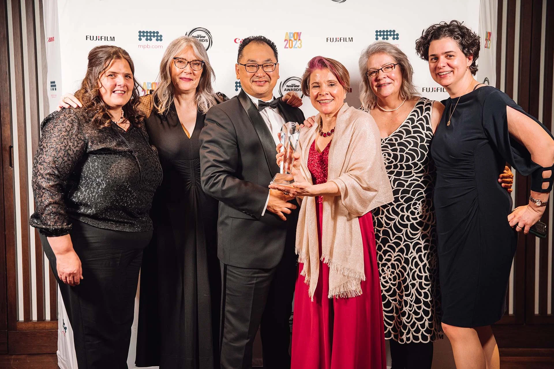  Lensbaby boss Jonathan Main presented SheClicks with the Community of the Year Award for the first time in 2023. 