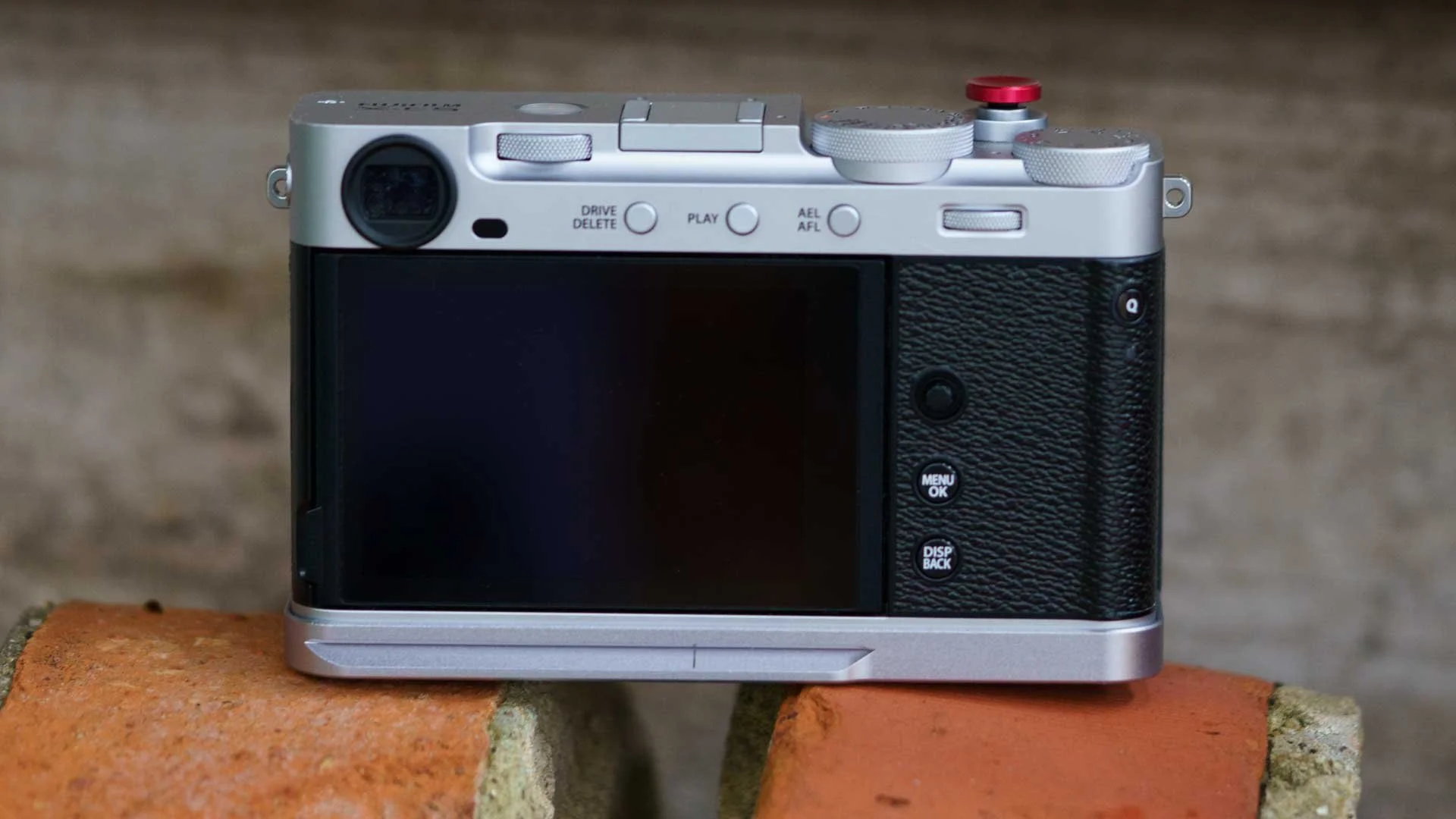  From the back, the only visible part of the SmallRig L-Shaped Mount Plate with Silicone Handle is the bottom plate, which again blends well with the camera. Its profile fits Arca-Swiss-style tripod heads perfectly. 