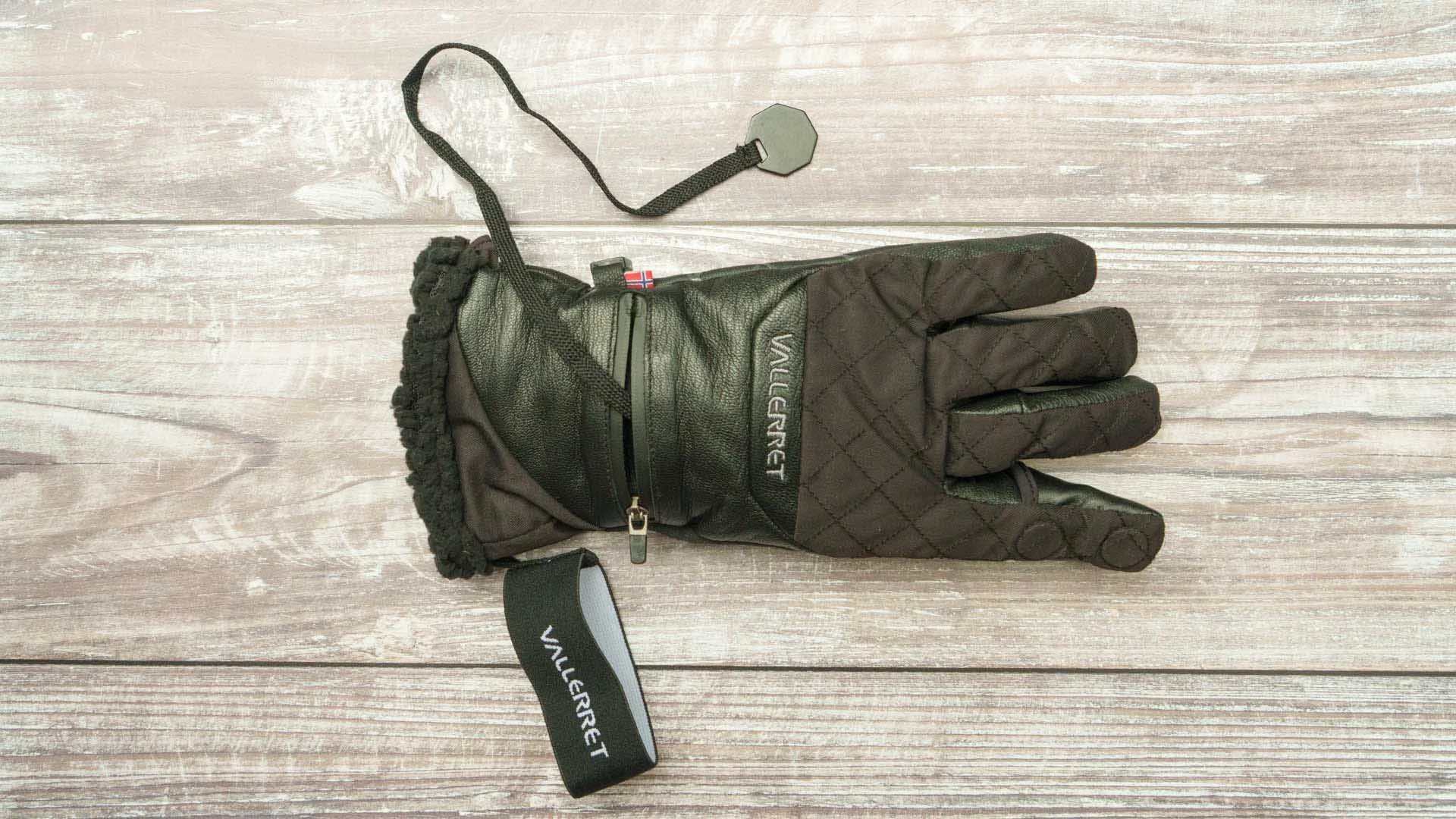  Inside the zippered pocket of the left glove, there’s a tripod plate tool on a leash. The pocket can also be used to house hand warmers or small accessories like memory cards. 