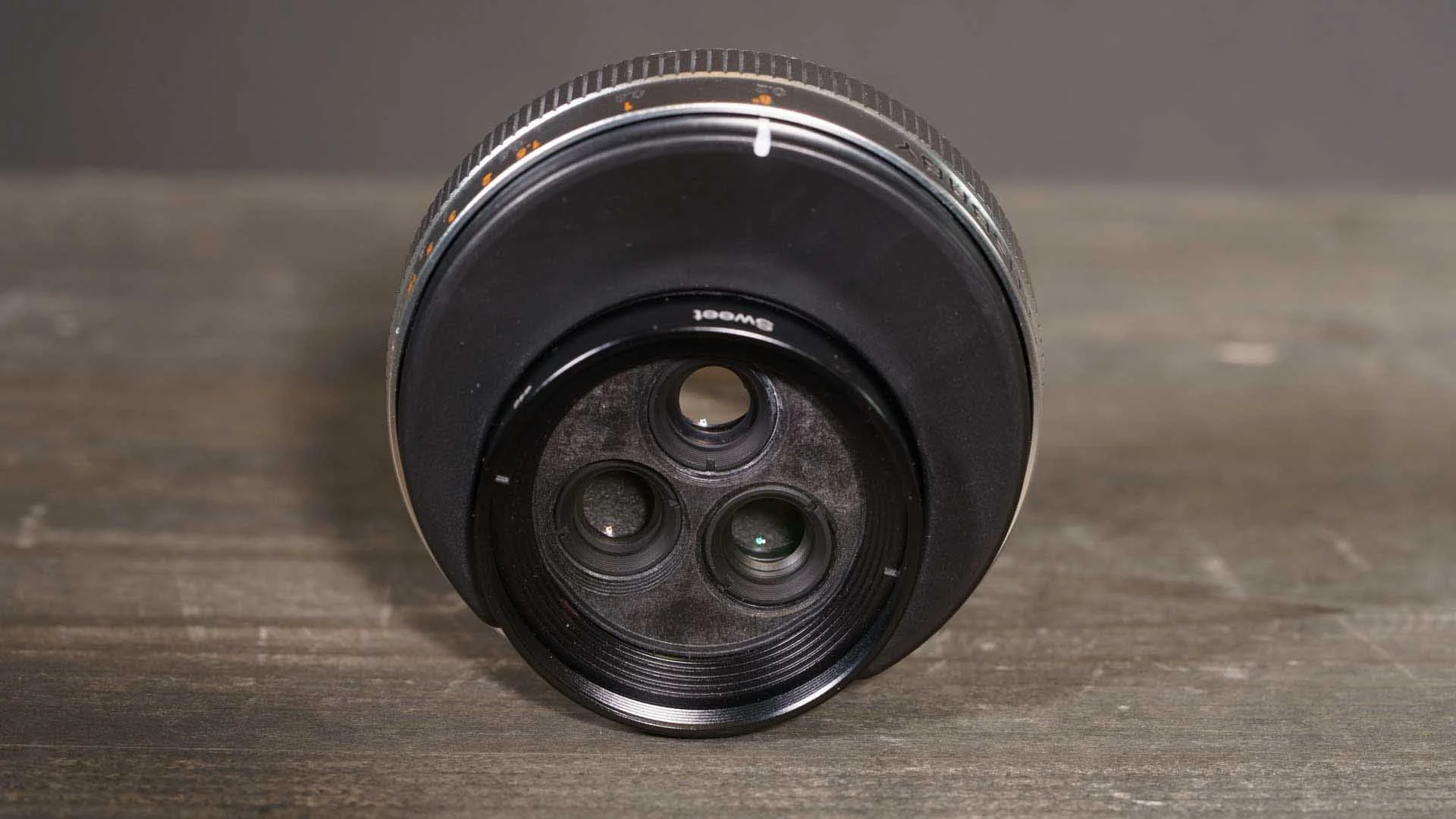  The Lensbaby Trio 28 has three lenses in one body. 